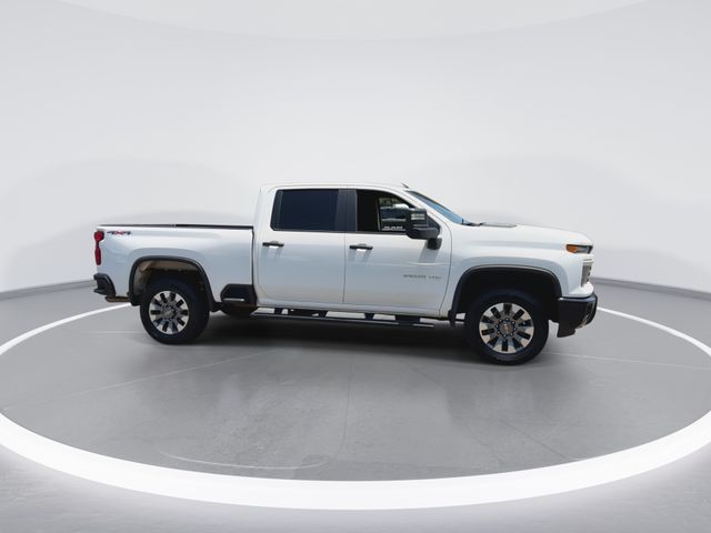 Used 2024 White Chevrolet Custom 5th Wheel image 2