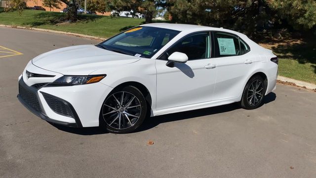 2022 Toyota Camry SE 4