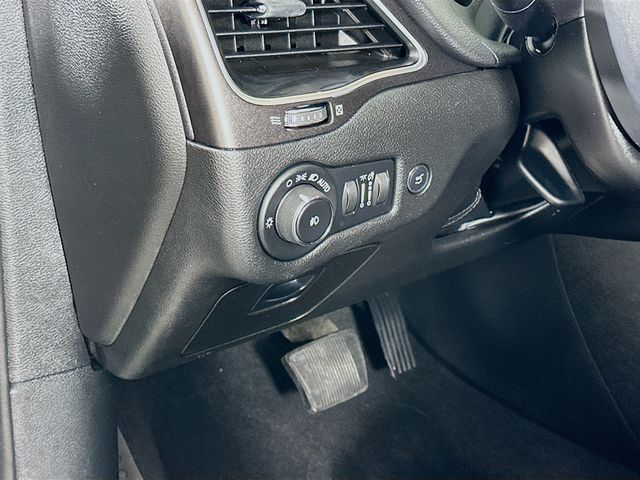 Thumbnail: 2019 Jeep Cherokee - 10