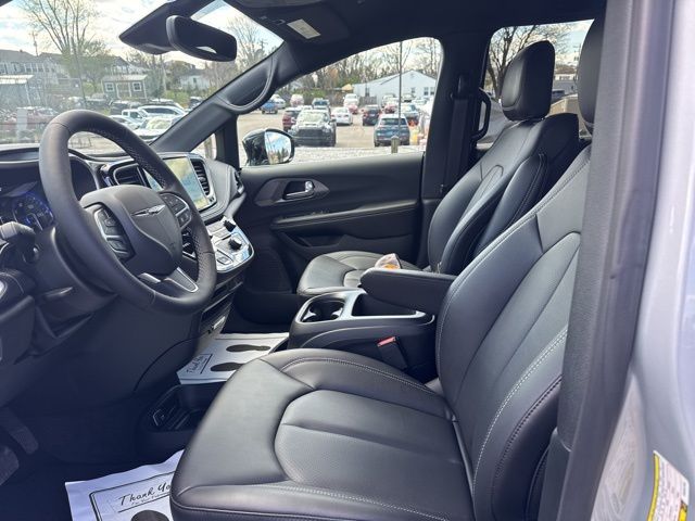 New 2026 Silver Chrysler Select image 15