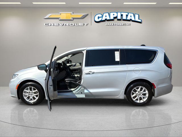Used 2024 Silver Chrysler Touring L image 3