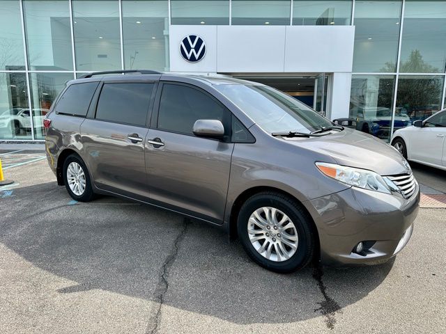 2017 Toyota Sienna XLE Premium 8-Passenger FWD