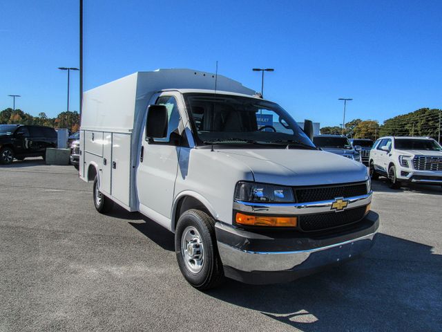 2025 Chevrolet Express Cutaway Base's photo
