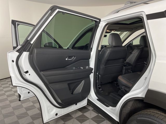 2025 Everest White Pearl Tricoat Nissan Pathfinder Platinum 4X4 SUV