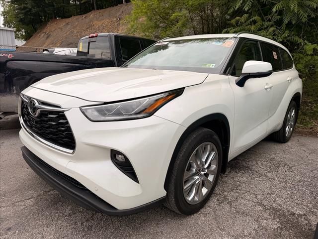White (Blizzard Pearl) 2021 Toyota Highlander SUV / Crossover All-Wheel Drive 8-Speed Automatic