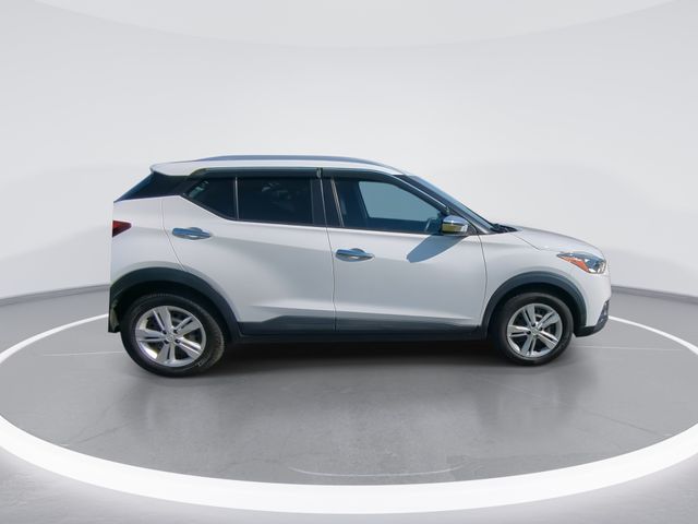 Used 2019 White Nissan S image 9