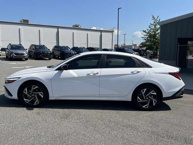 Used 2025 White Hyundai SEL Sport image 16