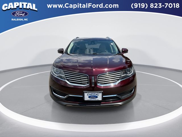 Used 2018 Red Lincoln Select image 3