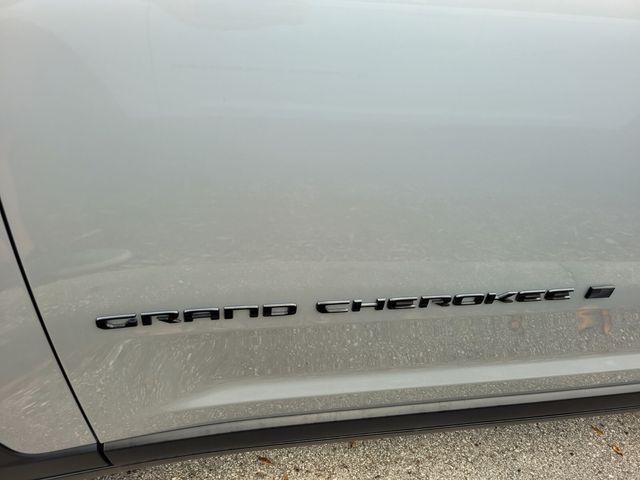 New 2025 Silver Jeep  image 3