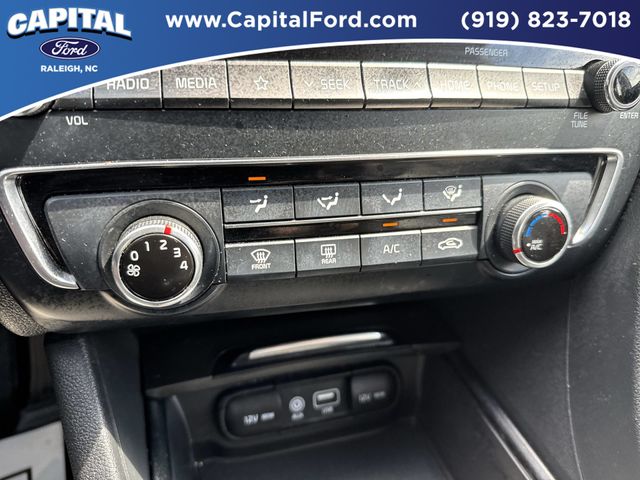 Used 2020 Black Kia SE image 30