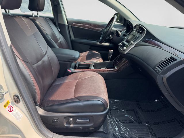 2011 Toyota Avalon Limited - Blizzard Pearl exterior view 16