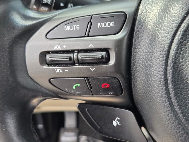 Used 2015 White Kia EX image 27