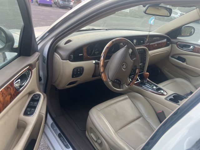 2006 White Jaguar XJ8 L RWD Sedan