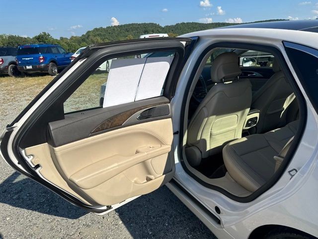 Used 2017 White Lincoln Reserve image 12