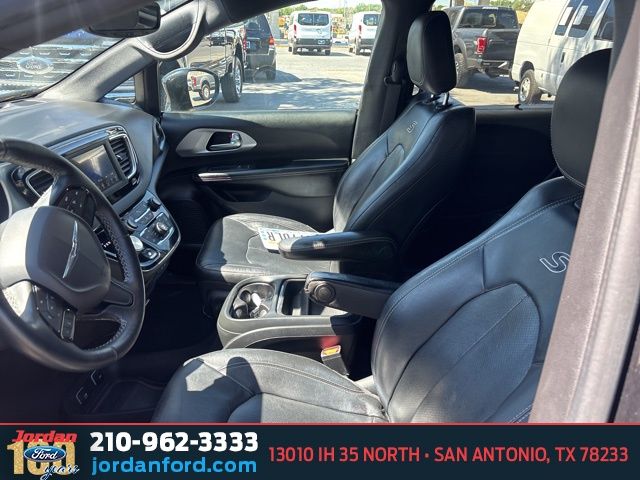 Used Car 2020 Chrysler Pacifica  Touring L For Sale Under $20,000 In San Antonio, Texas
