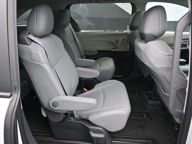 2024 Toyota Sienna XLE 13