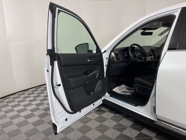 2025 Everest White Pearl Tricoat Nissan Pathfinder Platinum 4X4 SUV