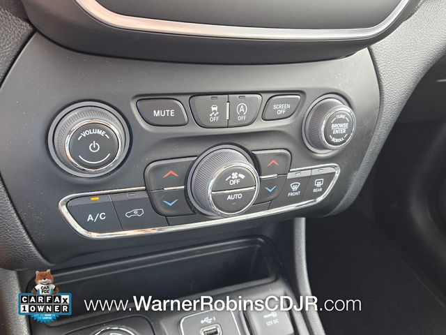 Used 2023 White Jeep Altitude image 23