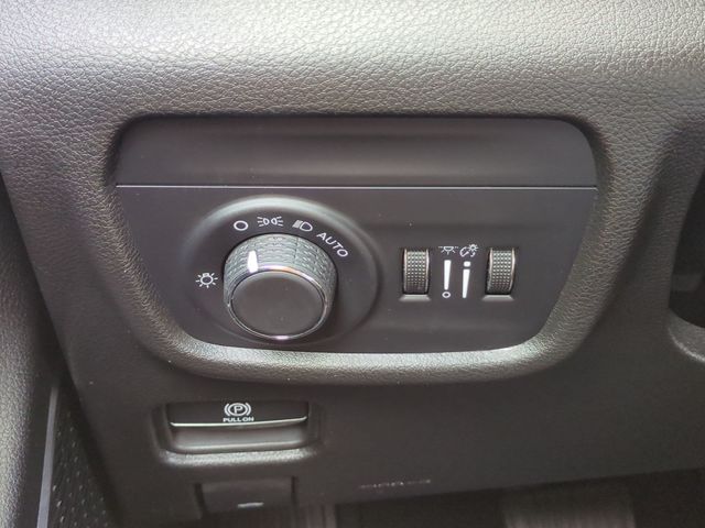 Used 2022 White Jeep Altitude image 19