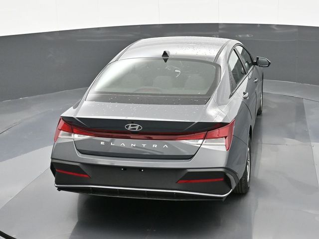 2025 Hyundai Elantra SE 24