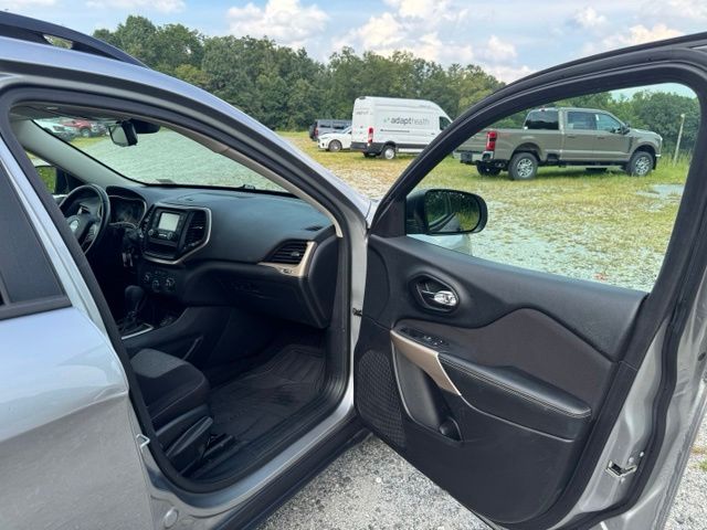 Used 2017 Silver Jeep Sport image 13