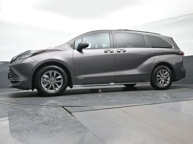 2021 Toyota Sienna XLE 24