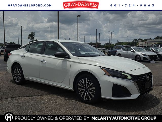 Pearl White Tricoat 2025 Nissan Altima 2.5 SV FWD Sedan Front-Wheel Drive Continuously Variable Transmission