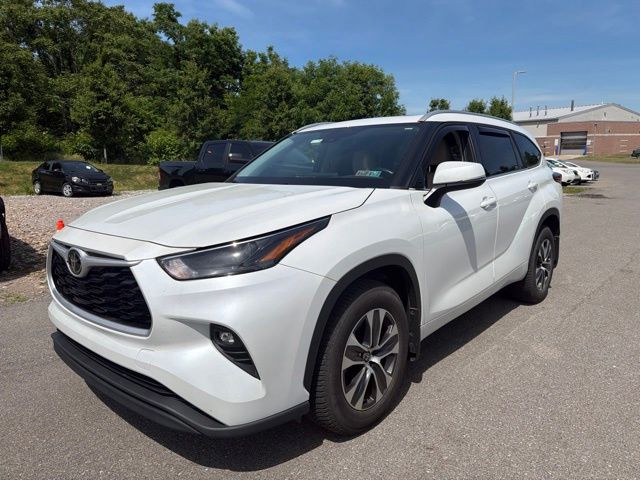 2022 Toyota Highlander XLE Off-white at Carlisle Cadillac Buick GMC