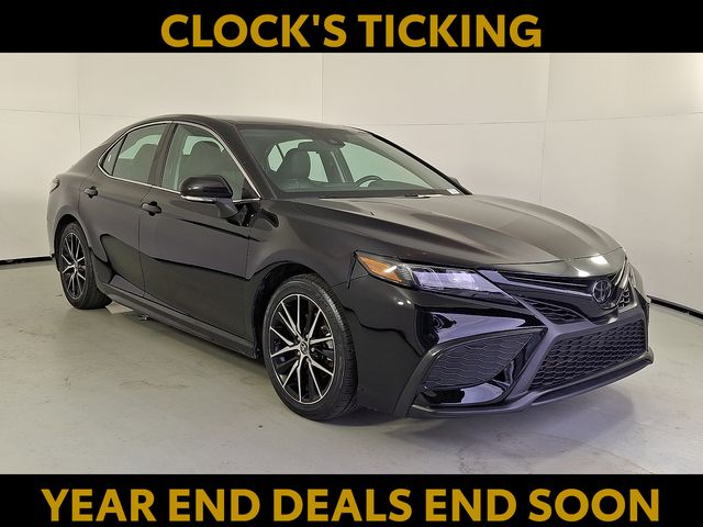 2023 Toyota Camry SE's photo