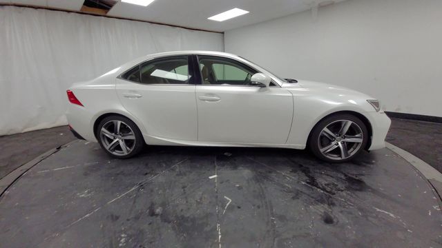 2017 – Lexus – IS