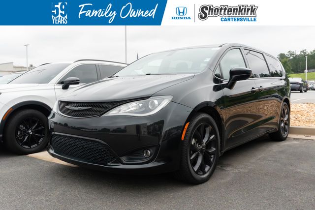 2020 Chrysler Pacifica Touring's photo