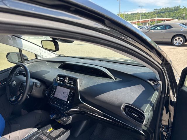 2022 Toyota Prius L photo