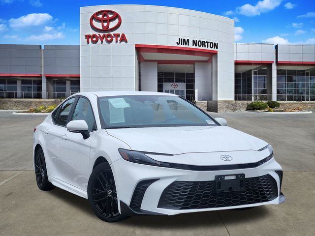 2025 Toyota Camry SE's photo