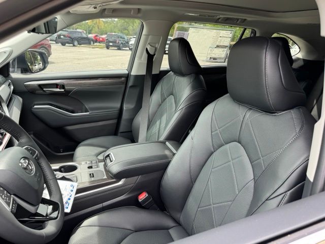 New 2026 Toyota Highlander Hybrid SUV