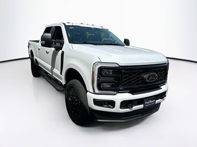 Oxford White 2026 Ford F-250 Super Duty XLT Crew Cab 4WD Pickup Truck Four-Wheel Drive Automatic