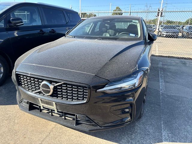 2024 Volvo S60 B5 Core Dark Theme FWD