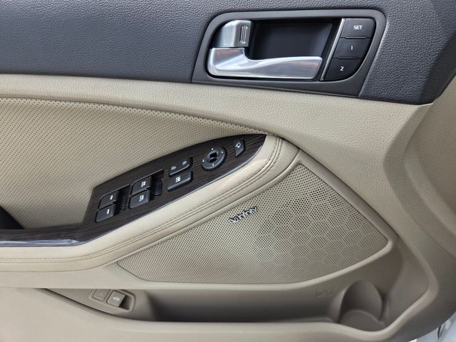 Used 2015 White Kia EX image 28