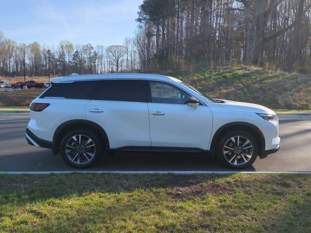 Used 2023 White INFINITI LUXE image 14