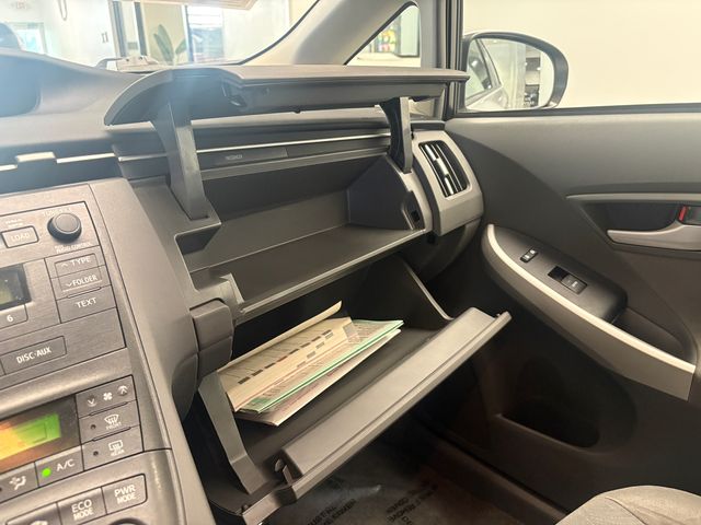 Used 2010  Toyota I image 20