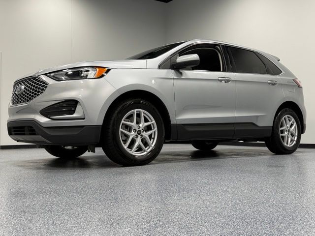 Used 2024 Silver Ford SEL image 4