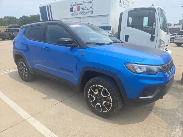 Hydro Blue Pearlcoat 2025 Jeep Compass SUV / Crossover Four-Wheel Drive 8-Speed Automatic