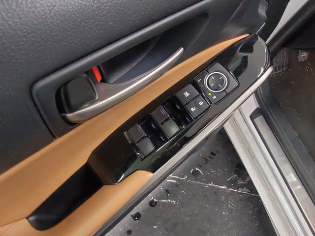 2017 – Lexus – IS
