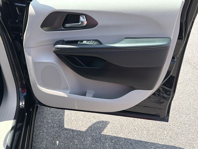 Used 2024 Chrysler Pacifica Van