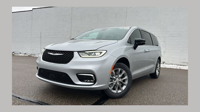 Silver Mist Clearcoat 2026 Chrysler Pacifica Select AWD Minivan All-Wheel Drive 9-Speed Automatic
