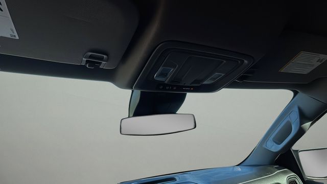 Used 2022 White Chevrolet Custom image 28