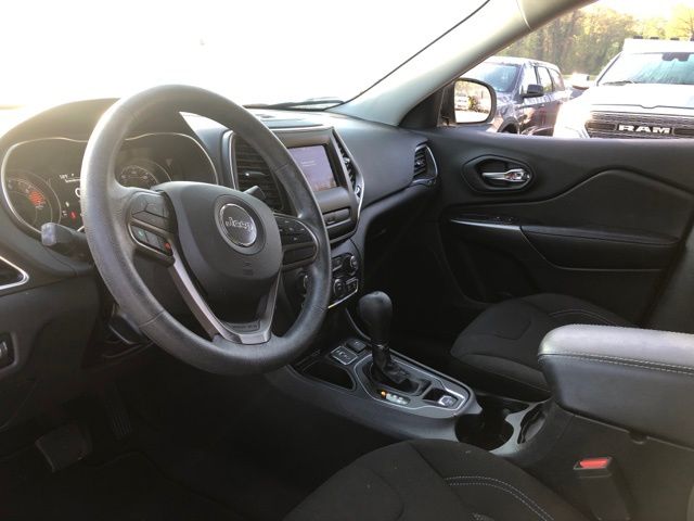 Used 2020 White Jeep Latitude image 10