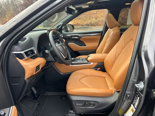 new 2025 Toyota Highlander Hybrid car, priced at $57,546