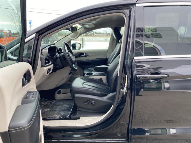 2024 Chrysler Pacifica Touring L - Diamond Black Crystal Pearlcoat exterior view 11