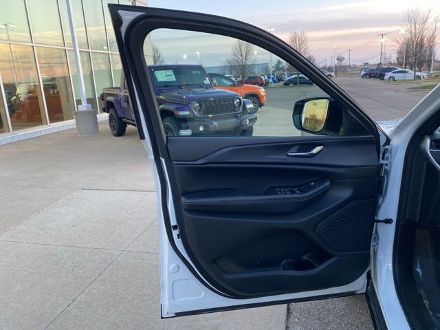 2024 Jeep Grand Cherokee L Altitude - Bright White Clearcoat exterior view 9