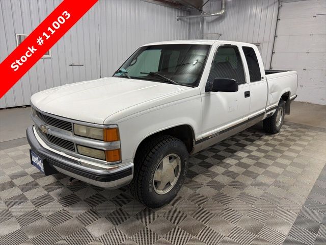 White 1996 Chevrolet C/K 1500 Pickup Truck 5-Speed Automatic
